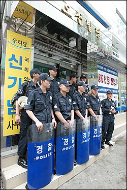 신기남 열린우리당의장 사무실이 입주한 빌딩 입구에서 경찰들이 경비를 서고 있다. 